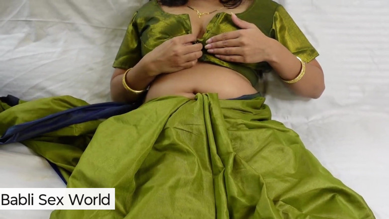 Babli_sex_world: Sexy tetička se prstí s velkými prsy a šťavnatou kundičkou s...