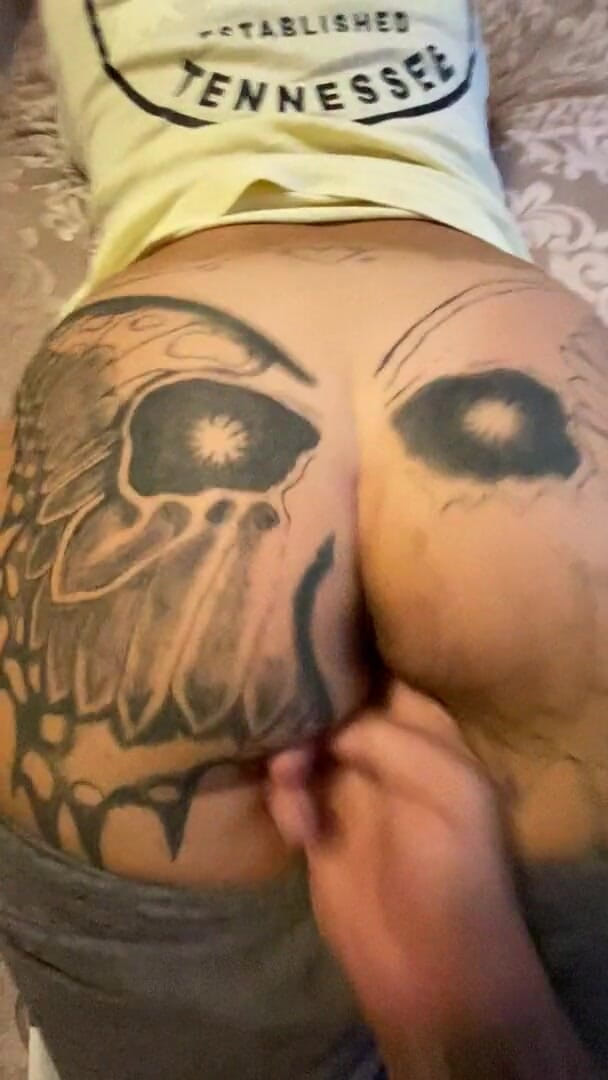 MzKiTTy91: MILF putih berpantat besar menggoncang pantatnya