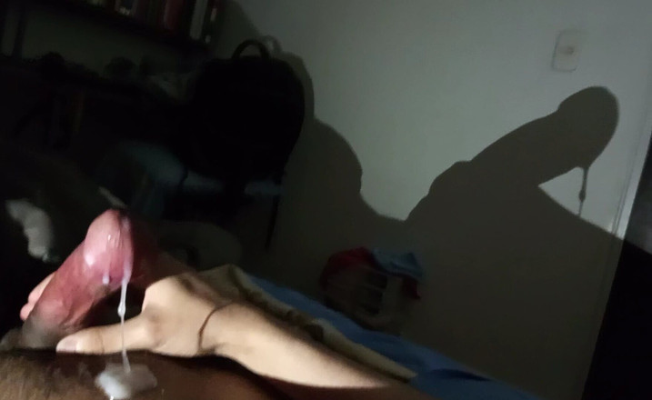 Un Loquito Mas: Stínové umění v temné noci: odraz stínu mého penisu a...