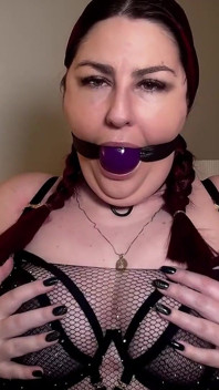 Lacey's Ballgag Play: a exibição de devoção de uma submissa