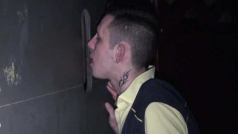 AMATOR PORN MADE IN FRANCE: Sexy briefträger lutscht schwanz in gloryhole