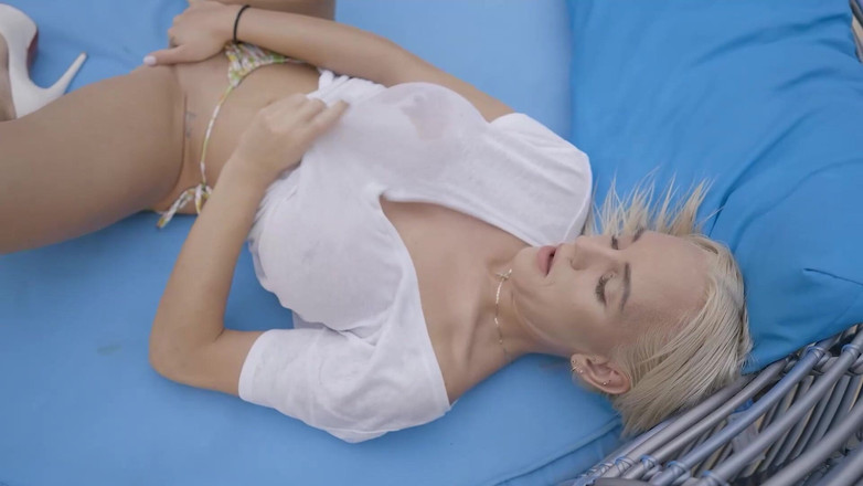 Erotic Planet Studio: Красива і сексуальна блондинка любить мастурбацію на відкритому повітрі
