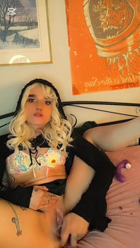 Loira gata cremosa em todos os seus brinquedos com sua buceta suculenta, muito apertada para seu novo vibrador monstro