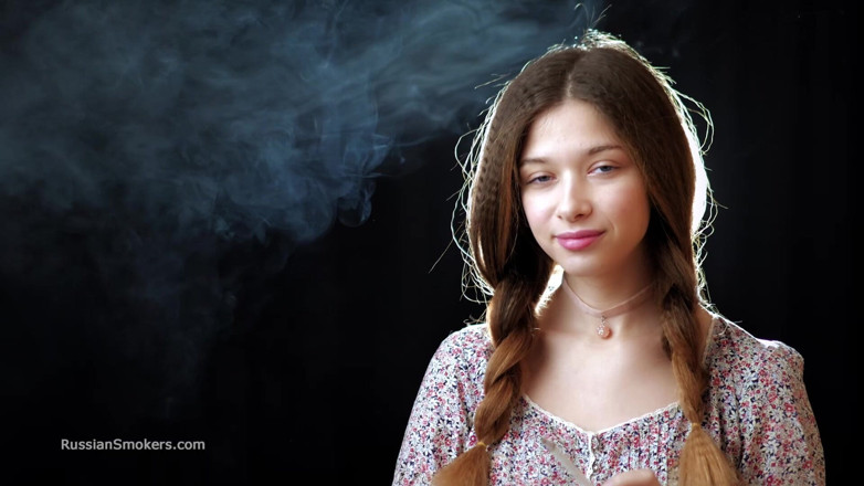 Russian Smokers: Sexy ruská dívka kouří cigaretu pomalé škádlení