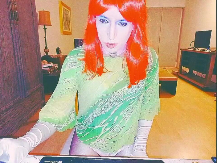 Tammy sissy slave: Tammysissy się masturbuje i bawi się swoim moczem