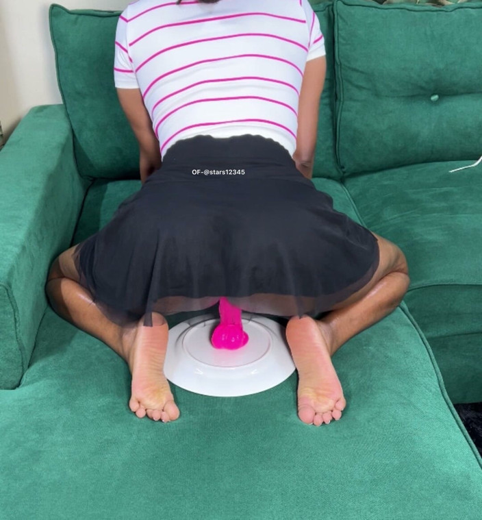 Its Nyota: Mini saia sem calcinha cavalgando orgasmo