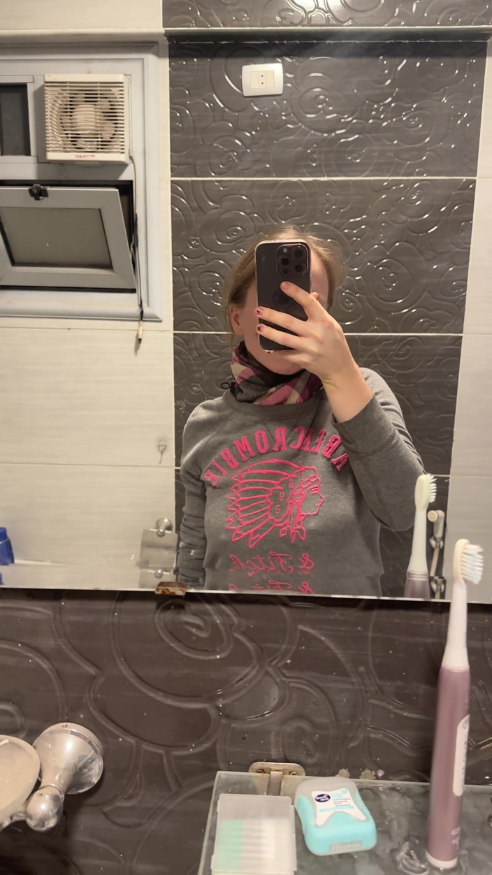 SweetLucy96: 면도날이 내 질에 쑤셔 넣었어