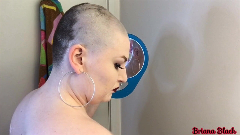 Briana Black: Afeitado de cabeza suave personalizado