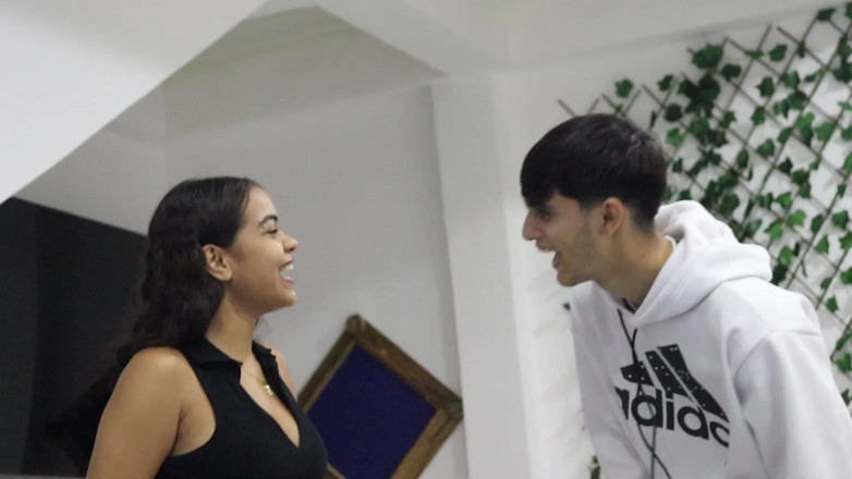 ValentinaHot10: Üvey kız kardeşim bilardo oynamayı öğrenmek istiyor ve ben seks karşılığında...