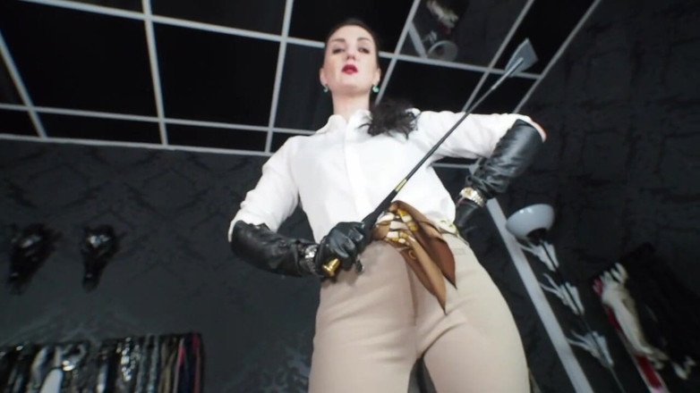 Lady Victoria Valente: JOI hra pro mého stabilního chlapce: polib můj jodhpurs zadek...