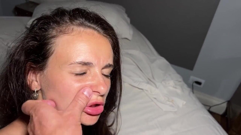 Kate Rich studios: Eine schamlose schlampe tanzt ohne höschen in einem club, in...