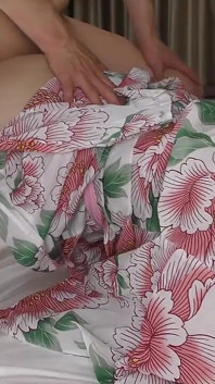 Czarnowłosa japońska piękność z dużymi piersiami. Ona daje cios i uprawia seks w środku z jej ogoloną cipką w Yukata