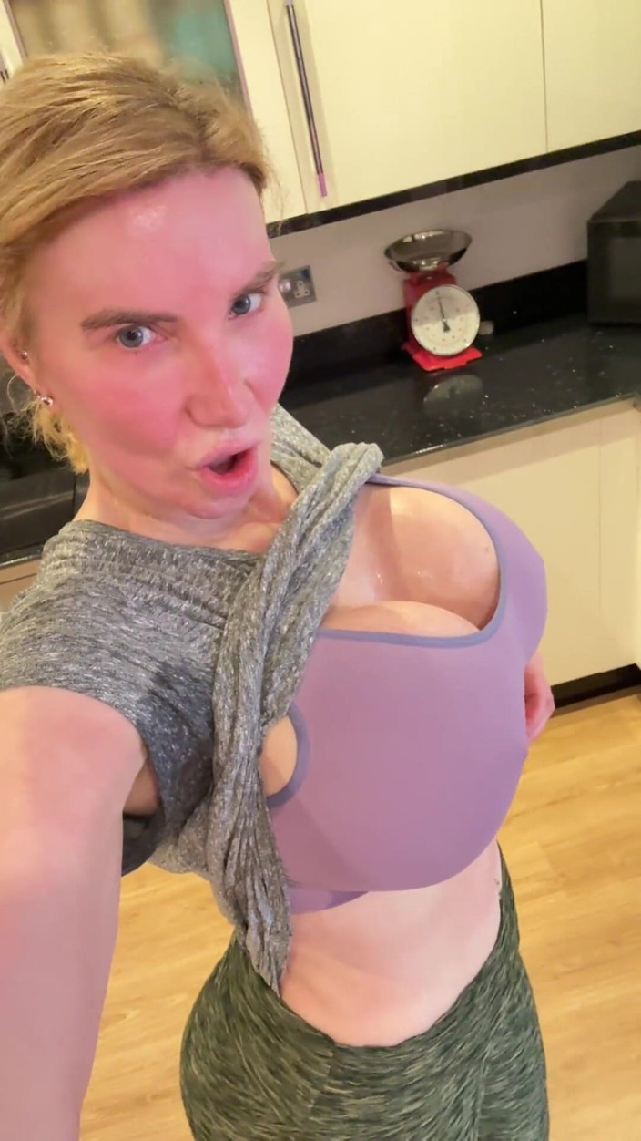 Sophie James: Baise ma langue dans mes trous en sueur étroits