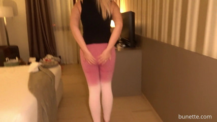 Bunette_com: Buttplug-spaziergang in yogahosen
