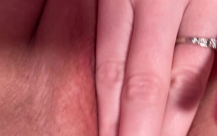 Naughty Mila: 내 젖은 발정난 보지 클로즈업