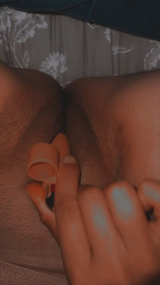 Pancakepeaches: 试用娇小可爱的振动器