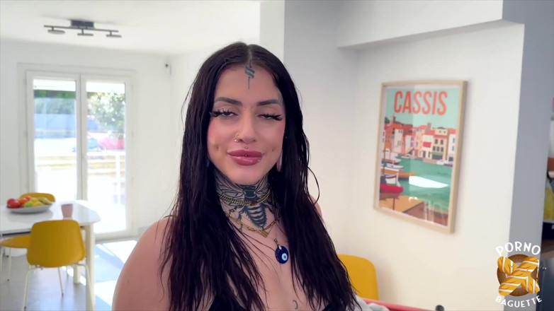 Porno Baguette: Laeticia, muhteşem esmer liderlik yapmayı seviyor