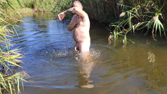 Emma_Alex: Mergokin aku lagi asik masturbasi di pinggir sungai dan ngocok...