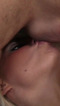Sexy jacky Joy lässt großen schwanz zwischen ihren riesigen titten und ihrer geilen muschi gleiten