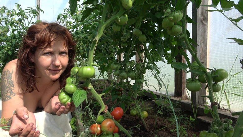 Hera Harding: Country MILF Masturbates to Make the Tomatoes Blush