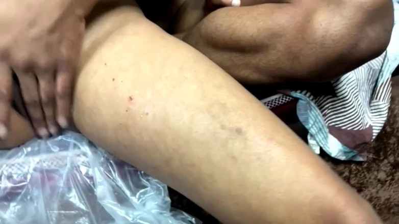 Hemant sarita: 義理の義理の妹の膣を指で愛撫すること。プッシーウォーターが出てきた