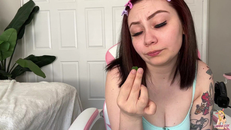 Lenna Lux: 껌 젖가즘