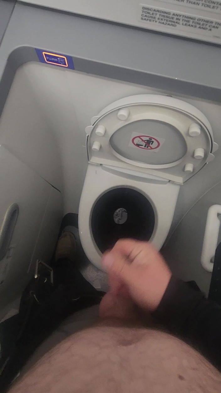 Djk31314: Baño del avión, masturbación y semen