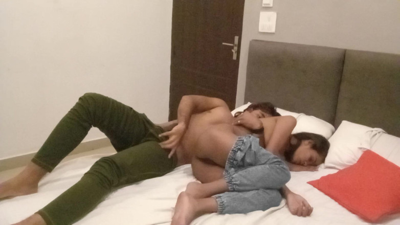 Indian college girls sex: Joven pareja india disfruta de sexo romántico después de la...
