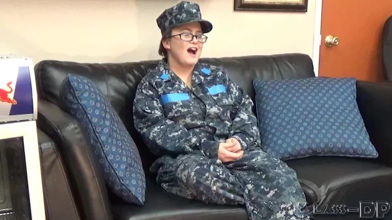 GLASSDP: Esta soldado cachonda ha ido del entrenamiento básico a la...