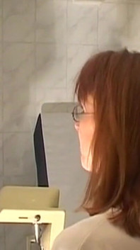 Zralá zrzavá pacientka oholená a s hračkou doktory