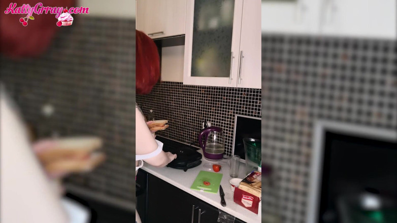 Katty Grray: Ragazza calda accarezza il corpo mentre cuochi - soft erotica