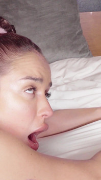 Carolina April Mangia La Splendida Figa Pelosa Di Geisha Kyd Usando Un Enorme Dildo