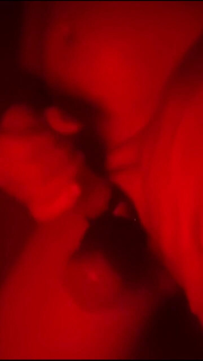 Kane Santiago: Tłusta masturbacja w czerwonym monochromatycznym