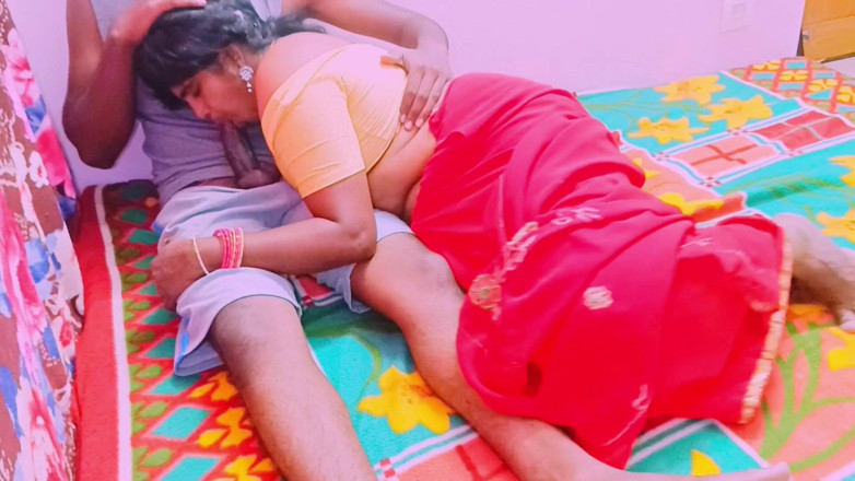 Telugu honey lips: Sexig röd Saree styvmamma njöt av styvson stor kuk hörde...