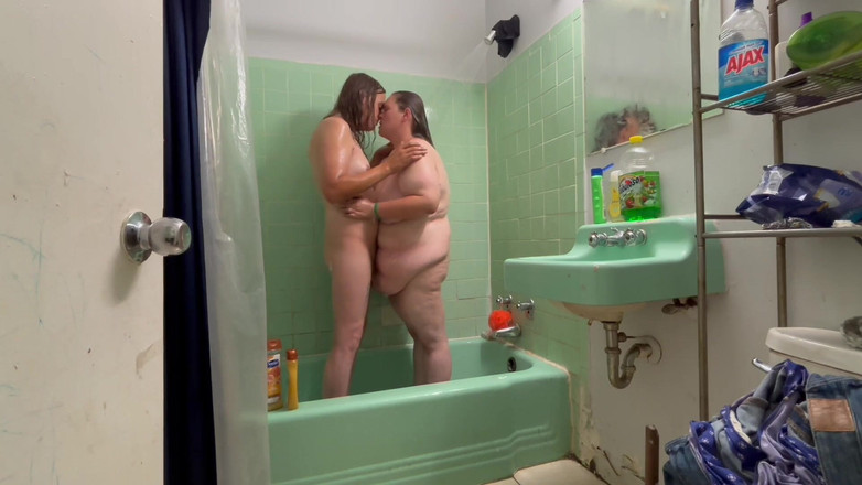 Fat House Wife: Dvě sexy holky se spolu sprchují mýdlem a navzájem se...