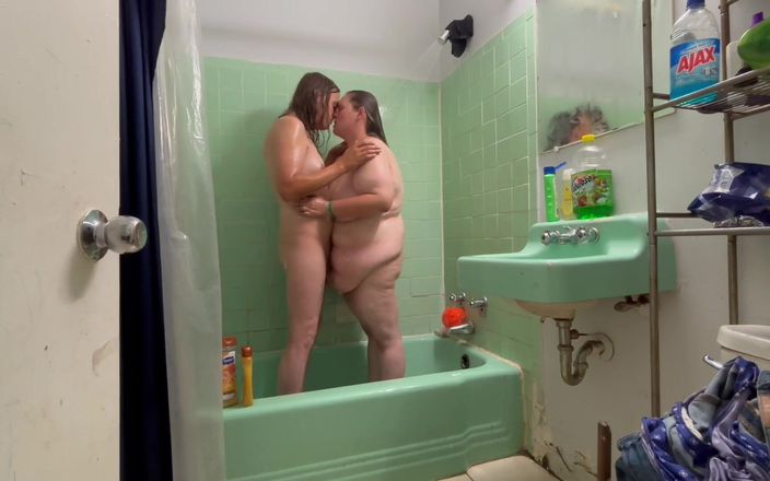 Fat House Wife: Due ragazze calde che fanno la doccia insaponate si insaponando...