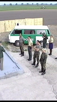 Rubia cachonda sedujo a un policía para lamer y follar su coño mojado