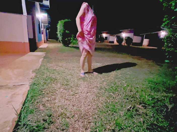 sexymomoko: होटल के बाहर उसकी चूत दिखाना मुझे बहुत उत्साहित करता है, मुझे यह पसंद है