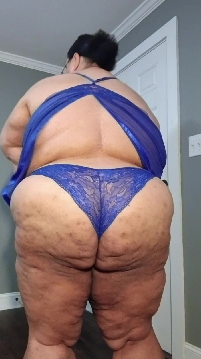 Jessica pigslut: Seksi iç çamaşırımı giyerken amcığımla oynuyorum!