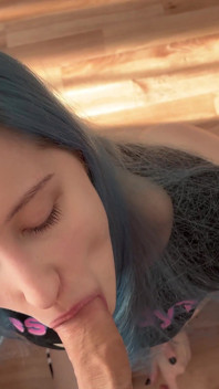 ¡Fóllame papi! Puta de pelo azul tenía polla en su coño y estaba empapada de esperma