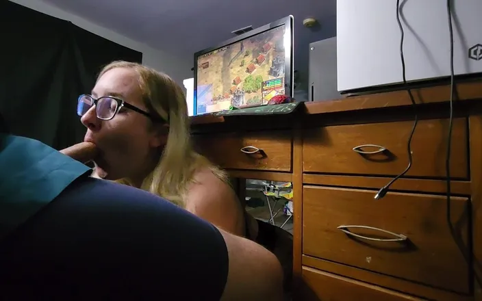Mama_Foxx94: Je špinavou děvkou, zatímco hraje hry se svými přáteli Mama_foxx94