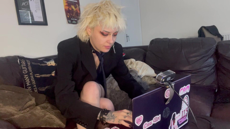 Glitterqueen1999: Goth are o durere de inima si Auto Resus Cpr
