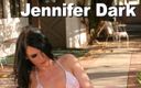 Edge Interactive Publishing: Jennifer dark bikini hockt draußen, pinkeln