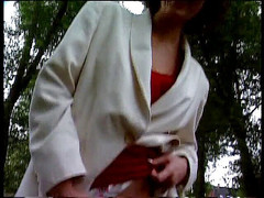 Lucky Cooch: Krásná brunetka na venkovním rozhovoru