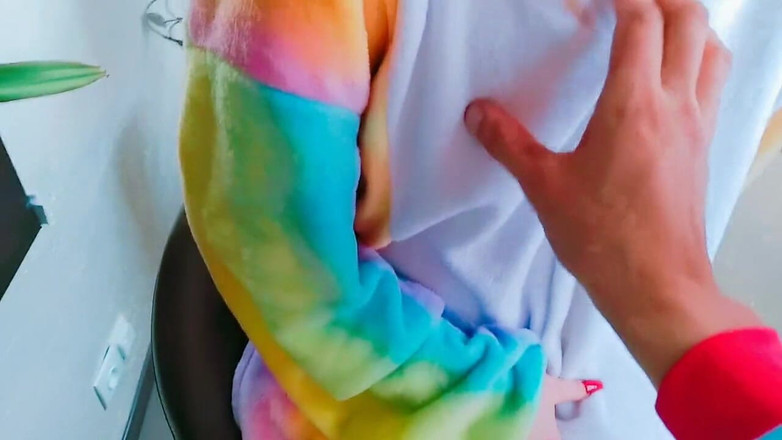 Taboo Room: 继妹让我在需要的时候抚摸她的身体