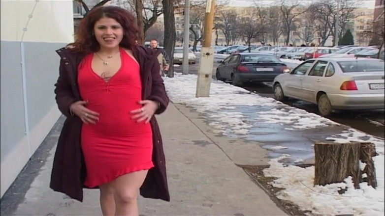 Piss Lover: Sneeuw exhibitionist toont poesje en kont in het openbaar