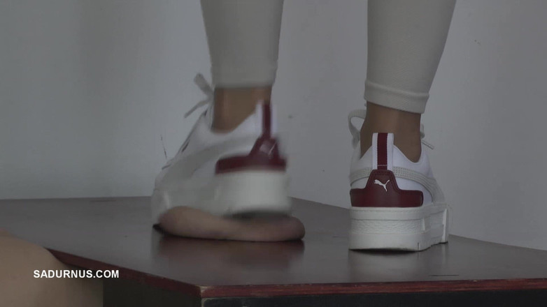 Sadurnus: Bà chủ Natasa chỉ đang chạm vào điện thoại của anh ấy