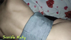 S-Wife Katy: Kocam yan odada dinleniyor ve arkadaşı beni fahişe olarak kullanıyor...