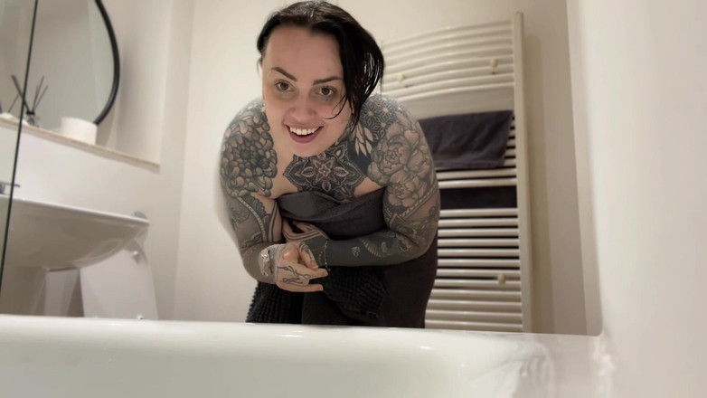 Miss Valentina: Pogłaskaj mój używany ręcznik