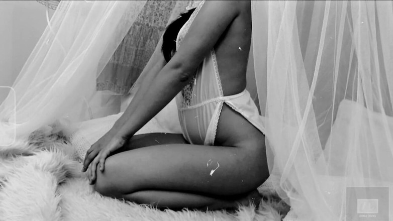 Zona Divas NET: Beautiful Teen Oley Undressing and Pussy Close up